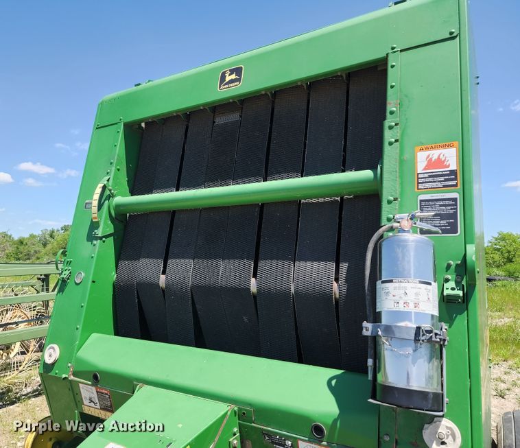 image for item KF9008 2001 John Deere 567  round baler