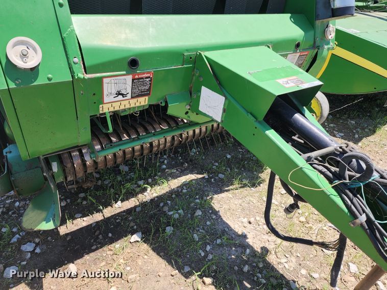 image for item KF9008 2001 John Deere 567  round baler