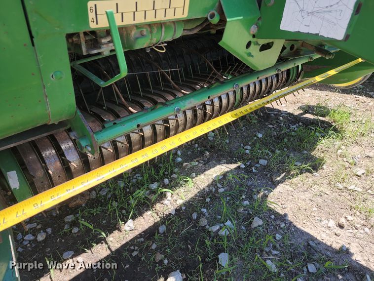 image for item KF9008 2001 John Deere 567  round baler