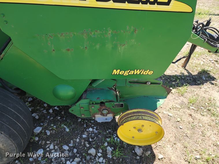 image for item KF9008 2001 John Deere 567  round baler