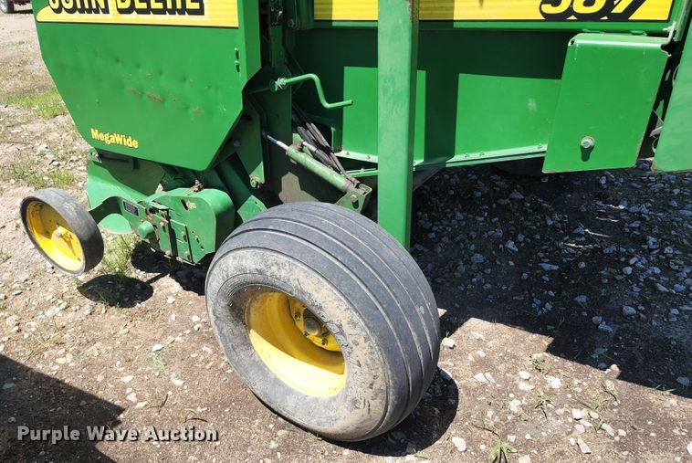 image for item KF9008 2001 John Deere 567  round baler