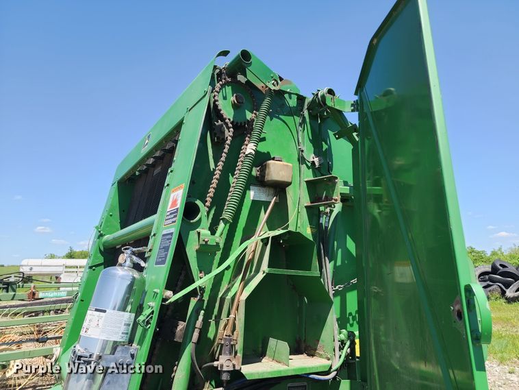 image for item KF9008 2001 John Deere 567  round baler