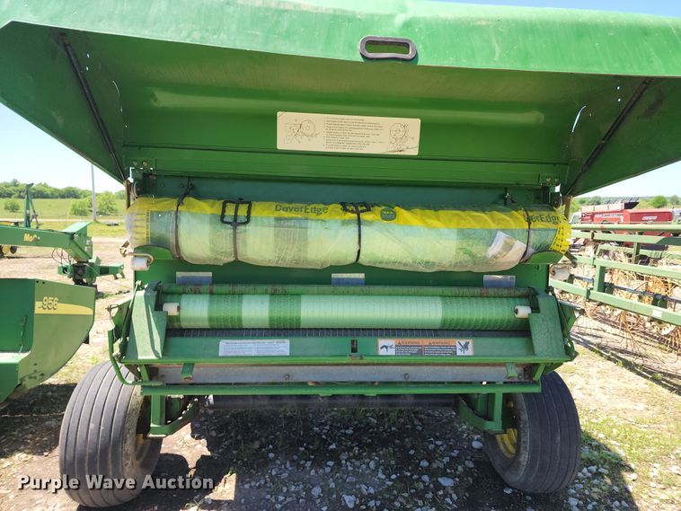 image for item KF9008 2001 John Deere 567  round baler