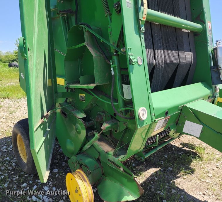 image for item KF9008 2001 John Deere 567  round baler