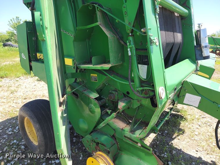 image for item KF9008 2001 John Deere 567  round baler