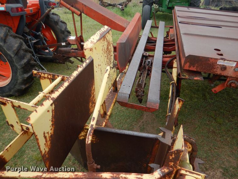 image for item KP9150 New Holland Stackliner 1033  bale stacker