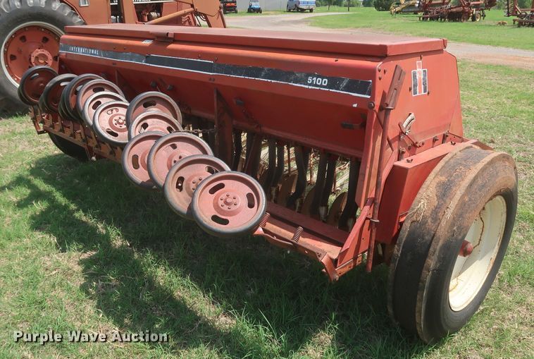 image for item KR9873 International 5100  grain drill