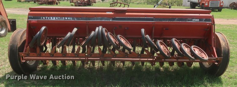 image for item KR9873 International 5100  grain drill