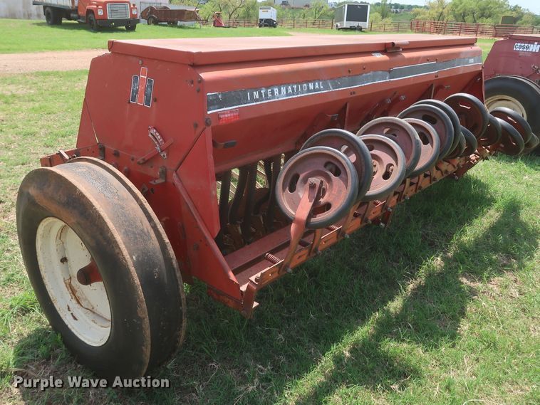 image for item KR9873 International 5100  grain drill