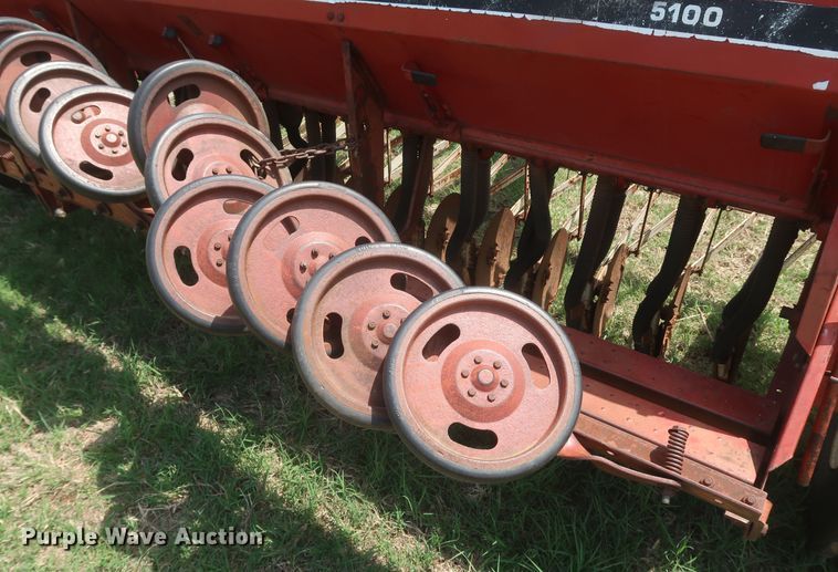 image for item KR9873 International 5100  grain drill