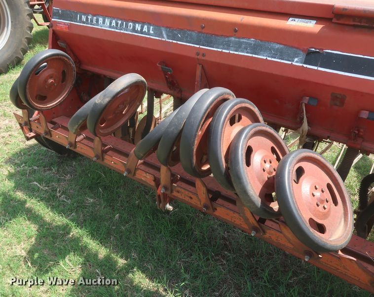 image for item KR9873 International 5100  grain drill