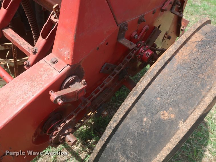 image for item KR9873 International 5100  grain drill