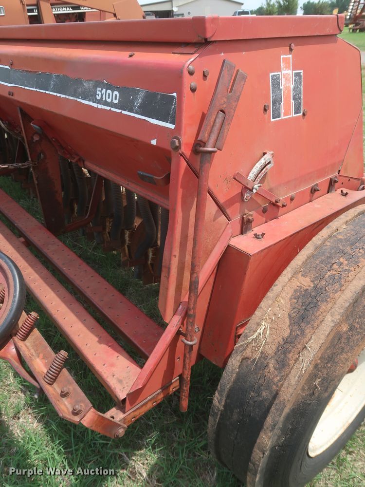 image for item KR9873 International 5100  grain drill