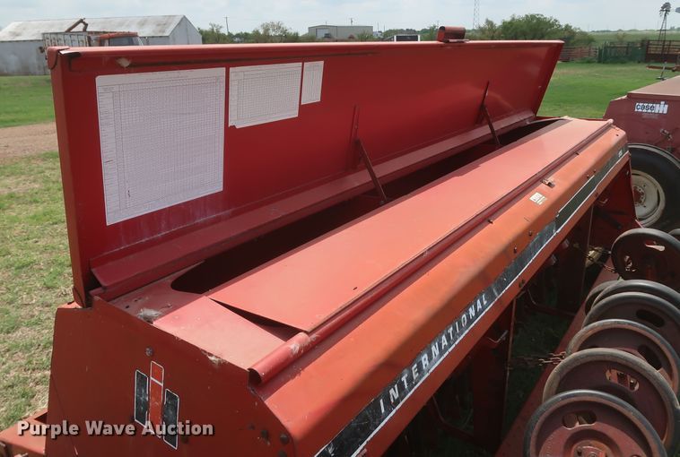 image for item KR9873 International 5100  grain drill