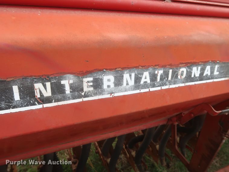 image for item KR9873 International 5100  grain drill
