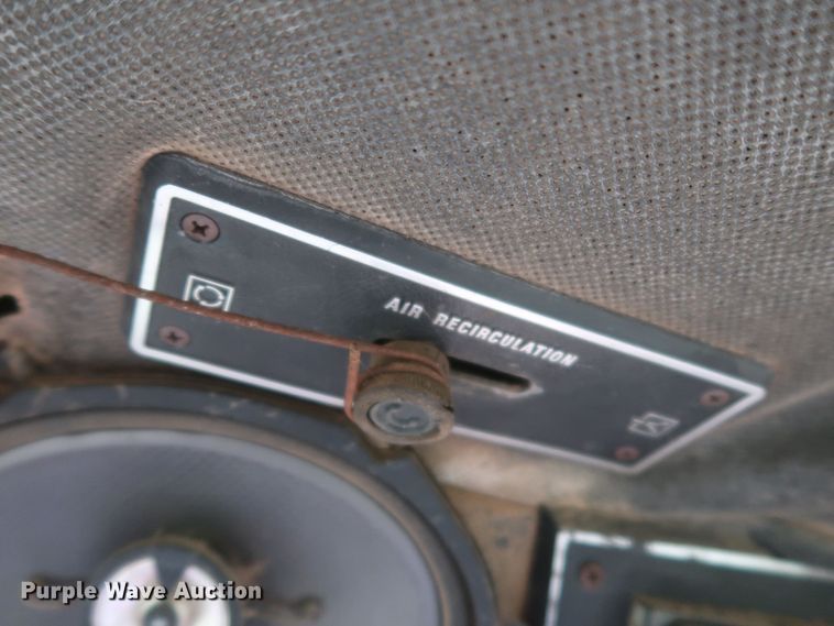 image for item KR9874 1981 International 1086  tractor