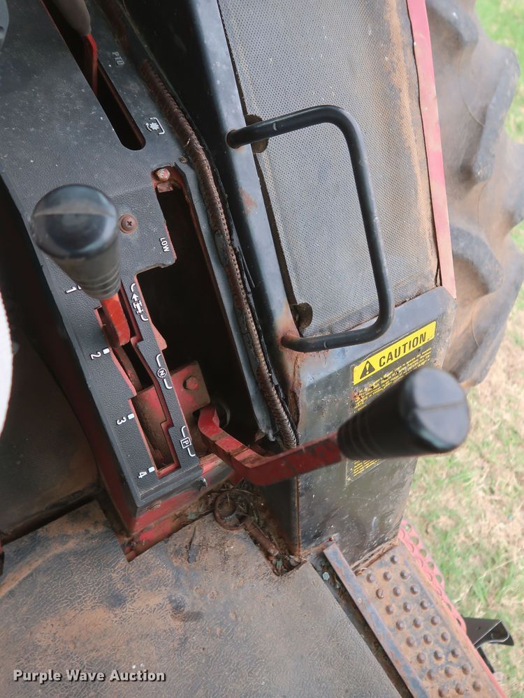 image for item KR9874 1981 International 1086  tractor