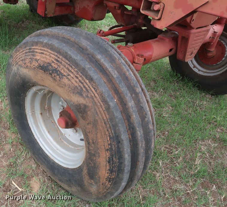 image for item KR9874 1981 International 1086  tractor