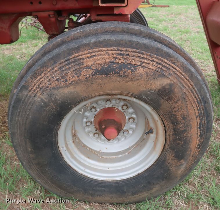 image for item KR9874 1981 International 1086  tractor