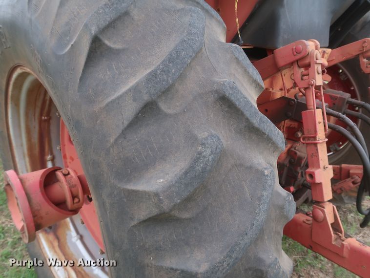 image for item KR9874 1981 International 1086  tractor