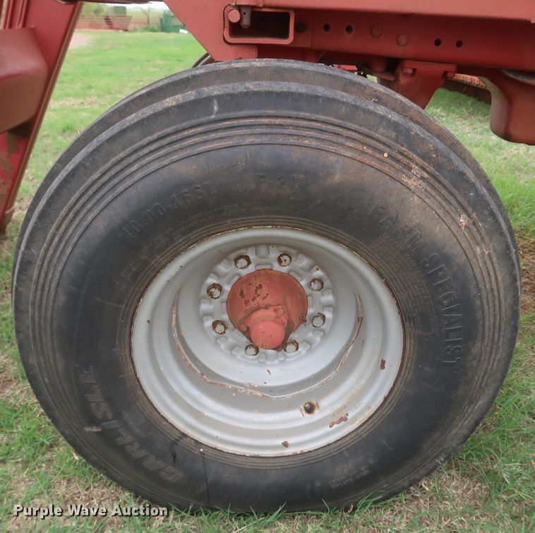 image for item KR9874 1981 International 1086  tractor