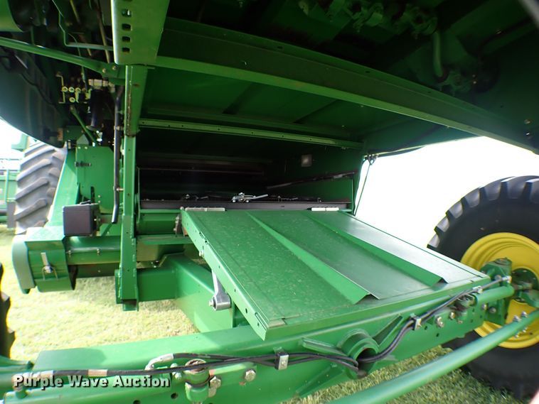 image for item MF9390 2004 John Deere 9560  combine