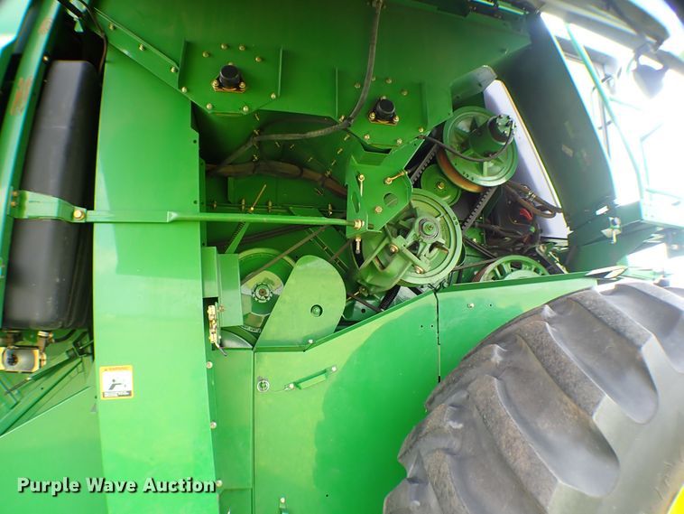 image for item MF9390 2004 John Deere 9560  combine