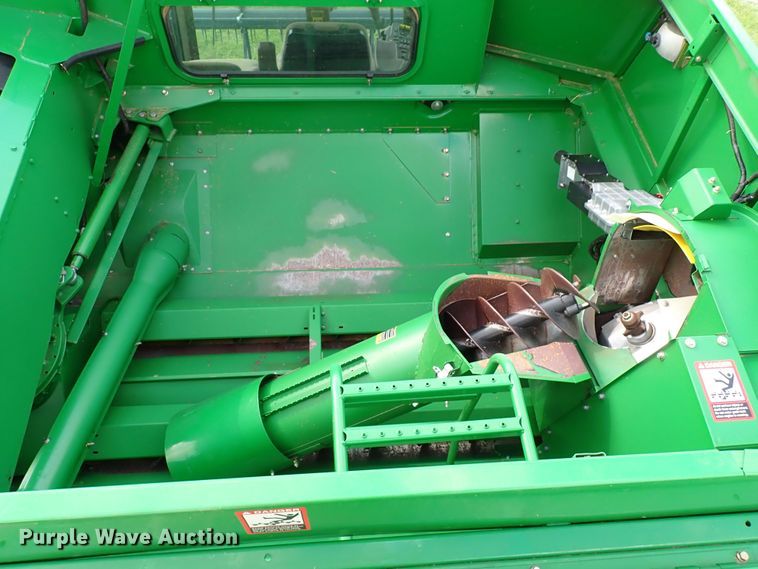 image for item MF9390 2004 John Deere 9560  combine
