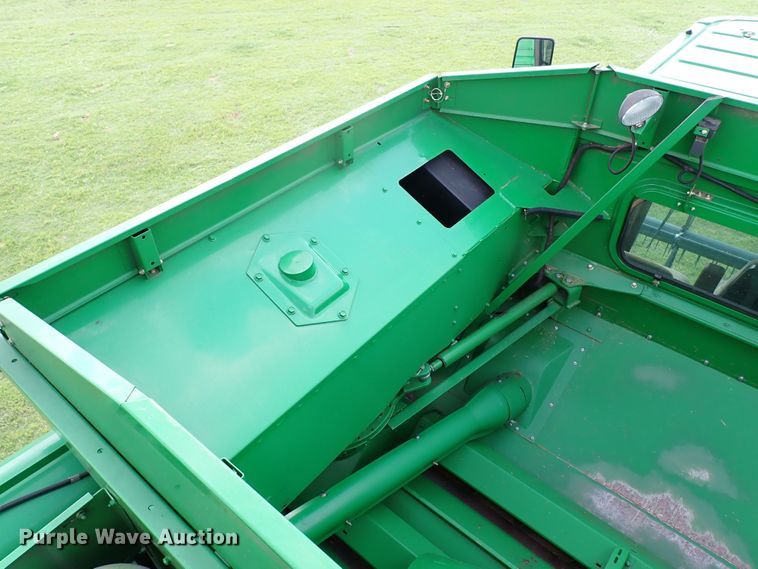 image for item MF9390 2004 John Deere 9560  combine