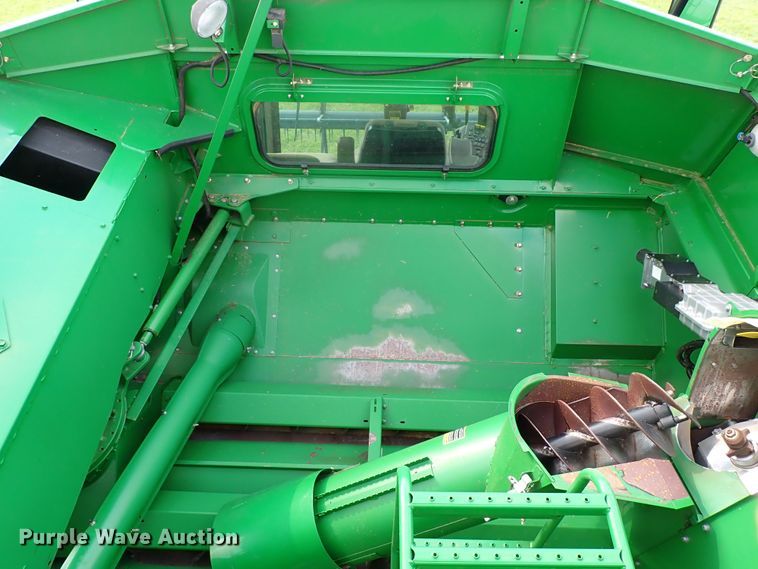 image for item MF9390 2004 John Deere 9560  combine