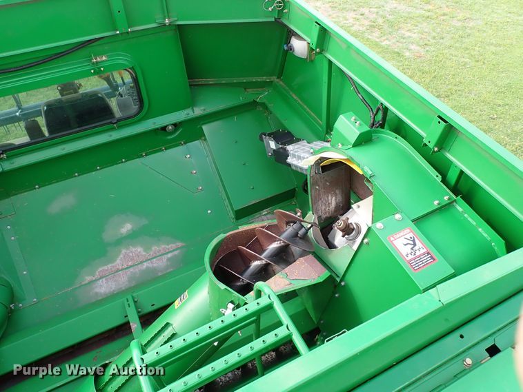 image for item MF9390 2004 John Deere 9560  combine