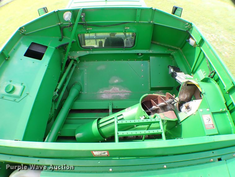 image for item MF9390 2004 John Deere 9560  combine