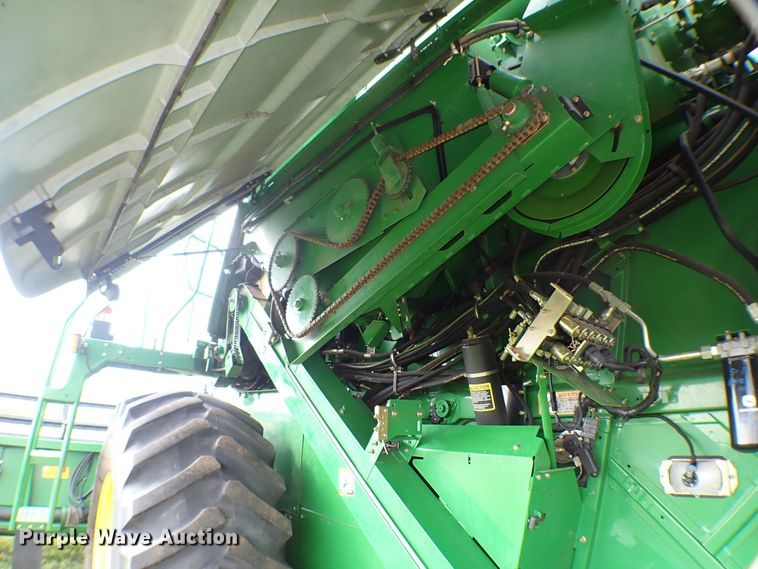 image for item MF9390 2004 John Deere 9560  combine