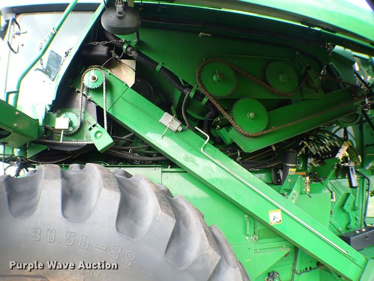 image for item MF9390 2004 John Deere 9560  combine
