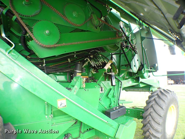 image for item MF9390 2004 John Deere 9560  combine