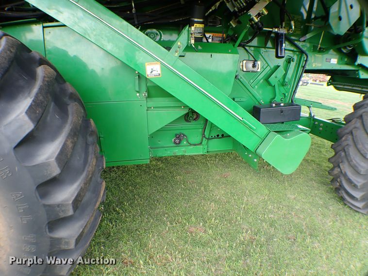 image for item MF9390 2004 John Deere 9560  combine