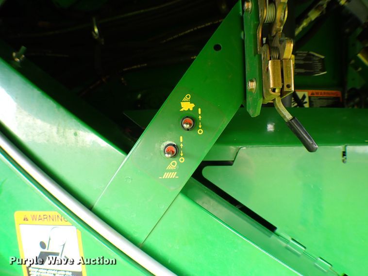 image for item MF9390 2004 John Deere 9560  combine