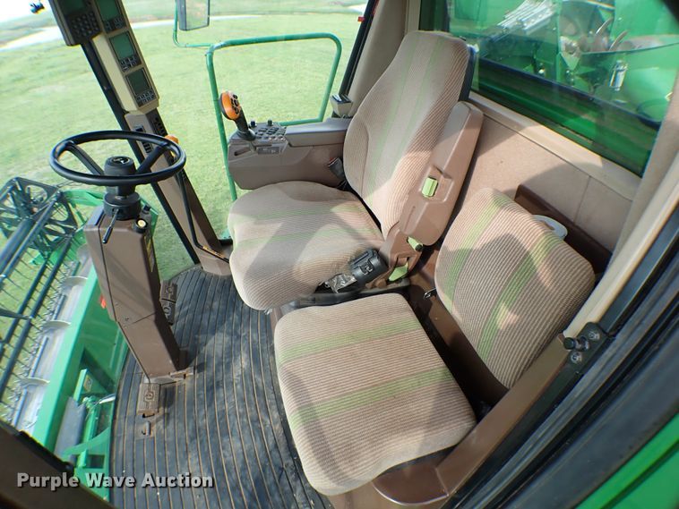 image for item MF9390 2004 John Deere 9560  combine