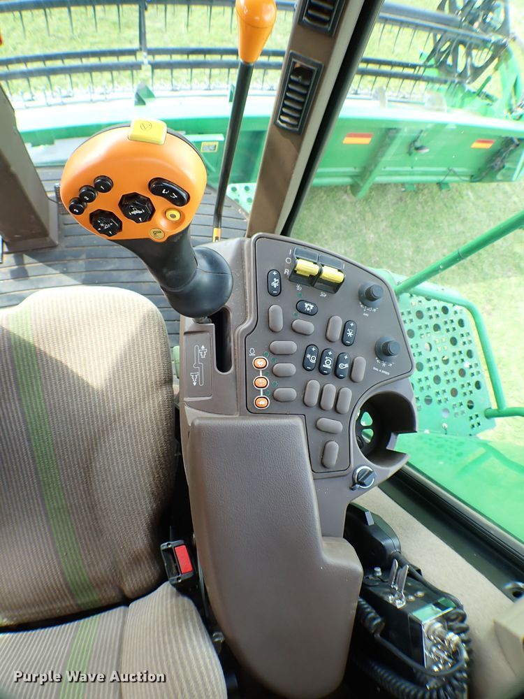 image for item MF9390 2004 John Deere 9560  combine