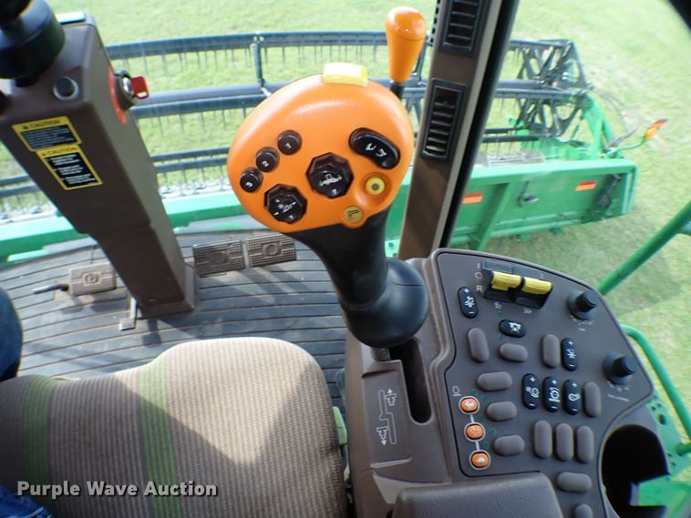 image for item MF9390 2004 John Deere 9560  combine