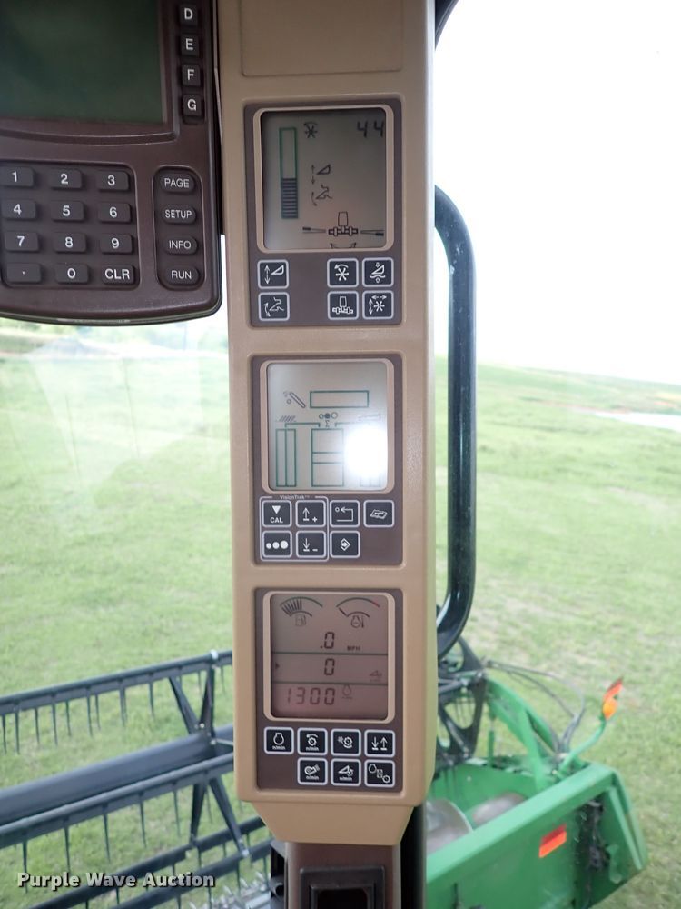 image for item MF9390 2004 John Deere 9560  combine