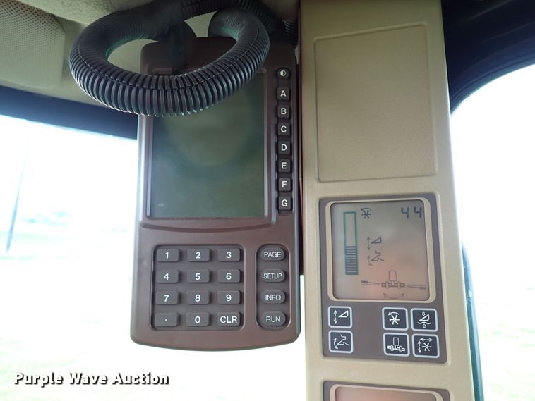 image for item MF9390 2004 John Deere 9560  combine