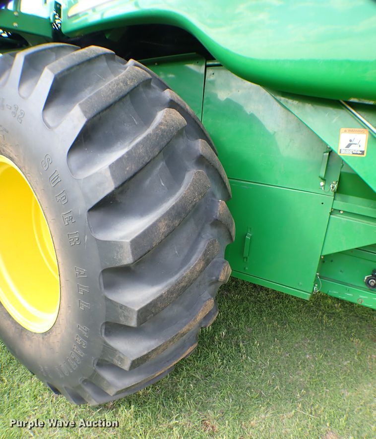 image for item MF9390 2004 John Deere 9560  combine