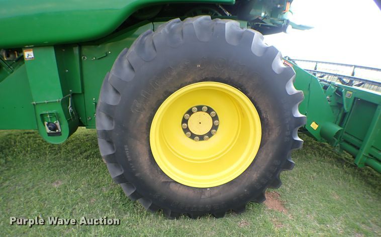image for item MF9390 2004 John Deere 9560  combine