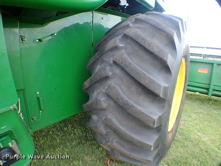 image for item MF9390 2004 John Deere 9560  combine