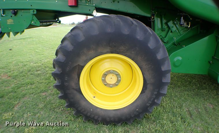 image for item MF9390 2004 John Deere 9560  combine