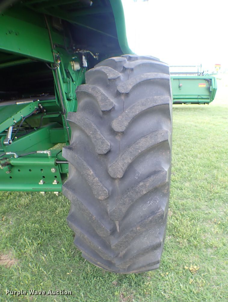 image for item MF9390 2004 John Deere 9560  combine