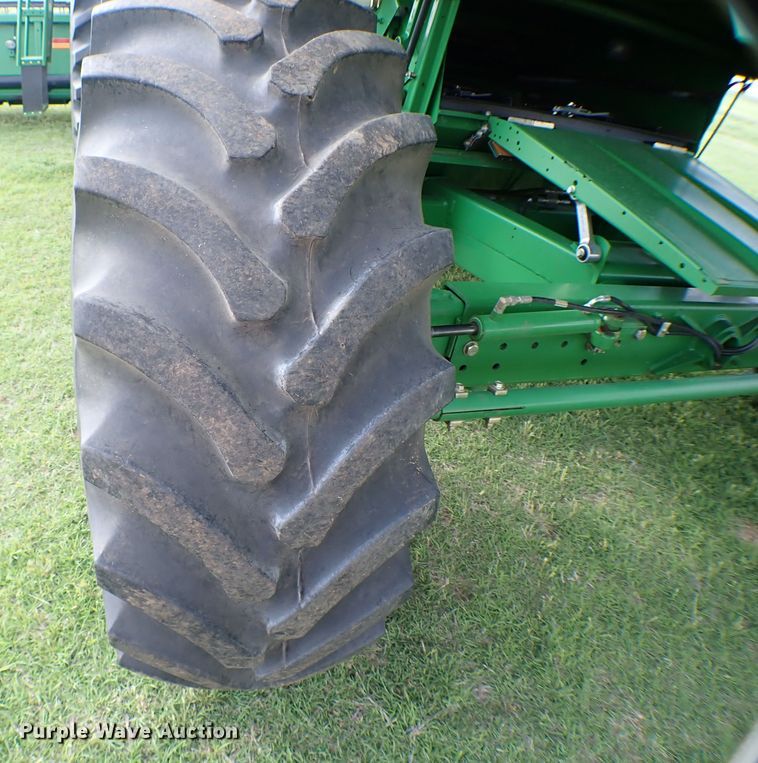 image for item MF9390 2004 John Deere 9560  combine