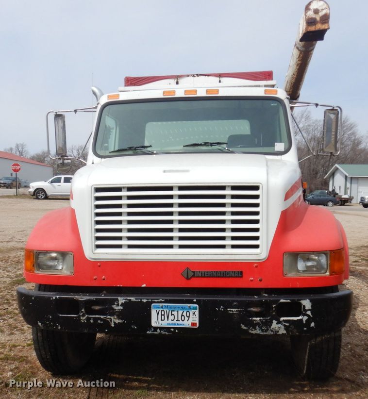 image for item MF9575 2001 International 4700  feed delivery truck