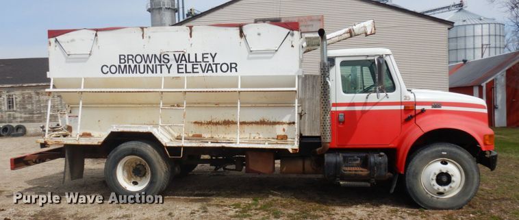image for item MF9575 2001 International 4700  feed delivery truck